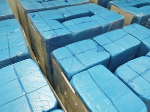 Bloques de manteca de cerdo envueltos en plástico azul dentro de sus cajas