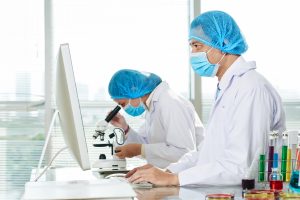 Técnicos de calidad analizando muestras en un laboratorio